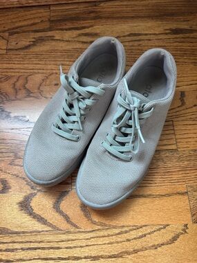 Atoms Model 000 Light Gray Mesh Lace-Up Sneakers Size 8
